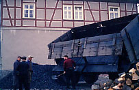 Brennholz für die Schule